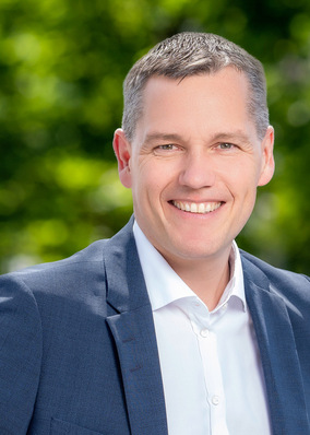 Frank Jessel
ist CEO der Baywa r.e. Solar Trade Holding GmbH. 2011 war er dem Unternehmen Baywa r.e. als Leiter der internationalen Aktivitäten im Solarhandel beigetreten und wechselte 2016 in die Position des Global Director Solar Trade. Zuvor war er unter anderem für die Firmen MHH Solartechnik GmbH, die 2010 von der Baywa AG übernommen wurde, und Celadon tätig. Frank Jessel ist diplomierter Betriebswirt der Hochschule für Wirtschaft und Umwelt Nürtingen. Er hat fast 20 Jahre Erfahrung im Handel, davon fünf Jahre in den USA.