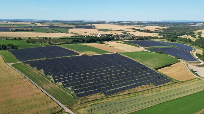 © Maxsolar Die neue Anlage in Darstadt hat eine Leistung von 70 Megawatt und ist in Zukunft ein Rückzugsgebiet für Tiere und Pflanzen.