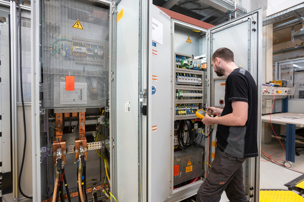 © Fraunhofer ISE / Dirk Mahler An diesem Batteriesimulator im Testlabor für Leistungselektronik haben die Forscher die netzbildenden Eigenschaften der Wechselrichter geprüft