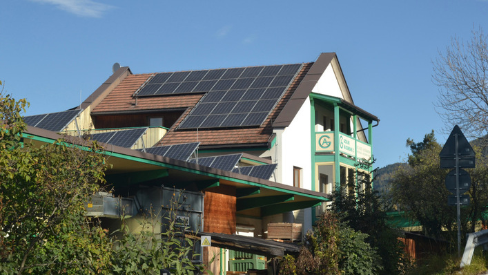 © Velka Botička Hausdächer voller Solarmodule könnten der Vergangenheit angehören, wenn die Investoren keine Vergütung mehr für den eingespeisten Strom bekommen. Dieser fehlt dann im Netz.