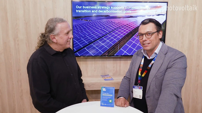 © Vorsatz Media Jörg Lennertz (rechts), Vizepräsident für erneuerbare Energien bei Uniper, im Gespräch mit photovoltaik-Chefredakteur Heiko Schwarzburger.