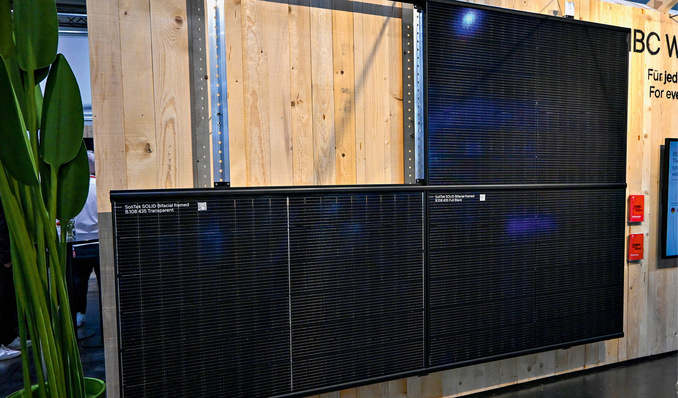 © Foto: Velka Botička Immer mehr Hersteller bieten Systeme für Industriefassaden an. Denn die Flächen der Gewerbehallen sind groß – genauso wie der Energiebedarf in den Gebäuden.