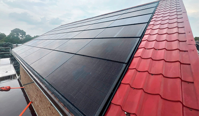 © Foto: Solarroof Die Integration der Module in die Dachhaut stimmt die Denkmalschutzämter in der Regel milde. Oft wird aber auch die farbliche Anpassung der Module an die Dachumgebung verlangt.