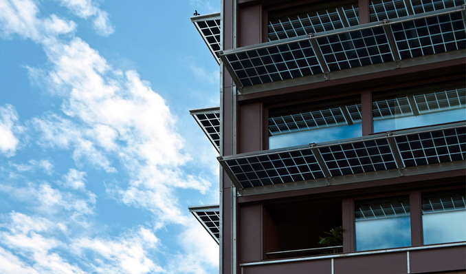 © Foto: Velka Botička Die Module im Hochhaus H1 auf dem Zwhatt-Areal wurden als Sonnenschutzelemente in die Fassade integriert. Dies hat mehrere Vorteile.