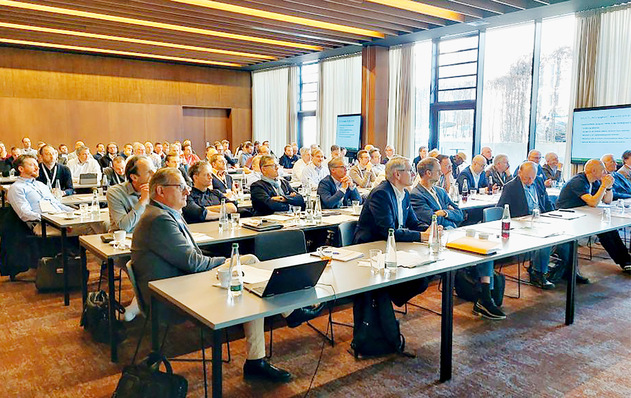 © Foto: IG Infrarot Deutschland Aufmerksam folgten die Teilnehmerinnen und Teilnehmer den Präsentationen aus der Praxis.