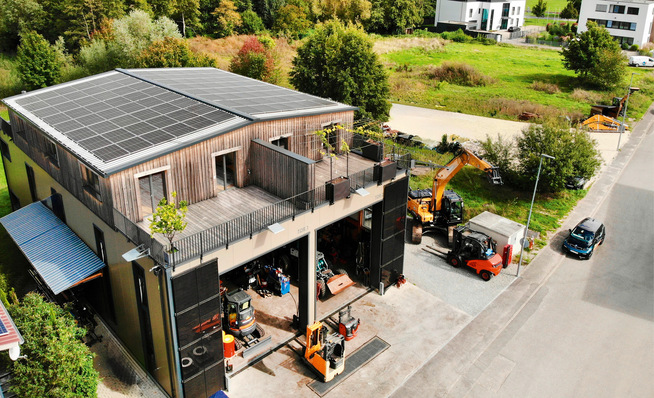 © Foto: Dirk Bornhorst/Elio Werkstatt von Thomas Firner: Neben den Dächern wurde auch die Fassade mit Photovoltaik bestückt.
