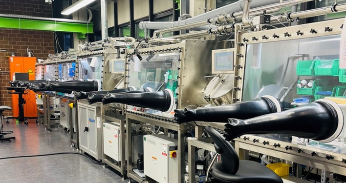 © Claudiu Mortan, Universität Stuttgart Ein sogenanntes Glovebox-Array: Eine Forschungsanlage zur Entwicklung innovativer Perowskit-Dünnschicht-Halbleitermaterialien.
